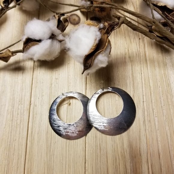 Super cute silver hoop dangle earrings - Picture 5 of 5